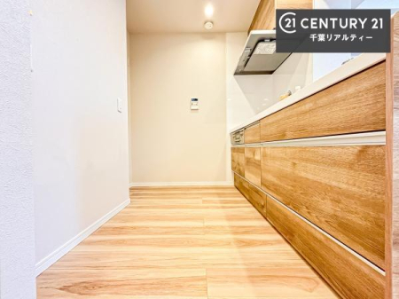 �L�b�`�� ��Ƃ肠�钲���X�y�[�X�ō�Ƃ����₷�����K�ȃL�b�`���ł��I
���q�l�ƈꏏ�ɂ��َq������y���߂�L�X�X�y�[�X�ł��B�y�����������ԂɂȂ肻���ł��ˁI