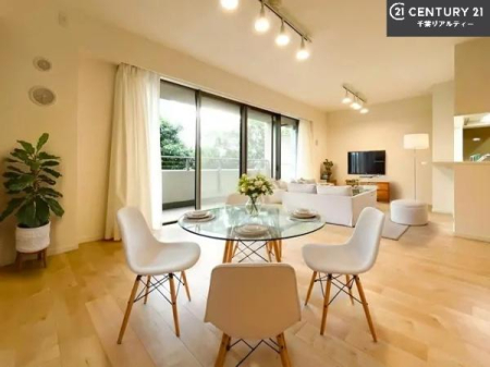 ���r���O �Ƌ��CG�p�[�X�ł��B��؂ȉƑ����W�܂邩�炱��LDK�ɂ͂�����肽���B
�q�����������C�ɏ΂��Ȃ��瑖�����Ă���p�����������u�L���Ƃɂ��ėǂ������v�Ǝv���u�Ԃł��B