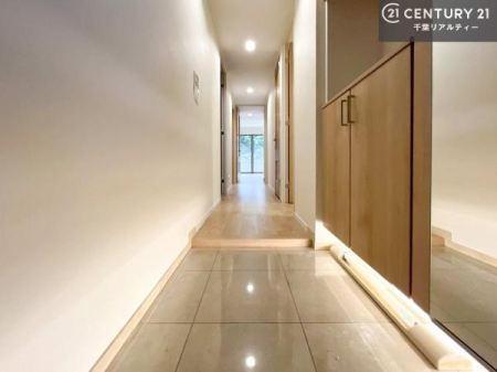 ���� ���ւ̃V���[�Y�{�b�N�X�́A���[�͗ǍD�ŌC���������萮���ł��邾���łȂ��A�㕔������I�Ƃ��Ċ��p�\�B���C�ɓ���̏�����O���[����u���΁A���q���}���邨�����ȋ�ԂɎd�オ��܂��I