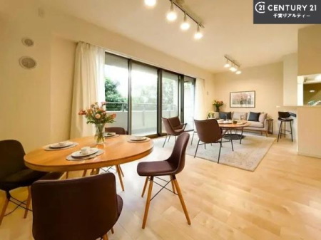 ���r���O �Ƌ��CG�p�[�X�ł��B��؂ȉƑ����W�܂邩�炱��LDK�ɂ͂�����肽���B
�q�����������C�ɏ΂��Ȃ��瑖�����Ă���p�����������u�L���Ƃɂ��ėǂ������v�Ǝv���u�Ԃł��B