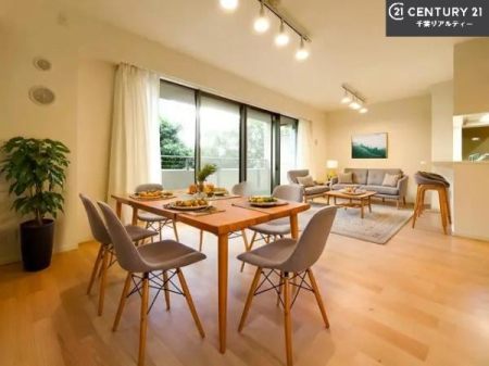 ���r���O �Ƌ��CG�p�[�X�ł��B�S�n�ǂ����r���O�͉Ƒ������R�ƏW�܂�܂��B�Ƒ��c�R�̎��Ԃ����������ł��B���Ƒ��ƁA����w�[���������Ԃ��߂��������ł��ˁB