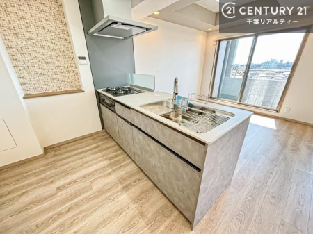 �L�b�`�� ��l�C�̑Ζʎ��V�X�e���L�b�`�����̗p���Ă��܂��I���Ƒ��̃R�~���j�P�[�V���������R�Ƒ�����݌v�ł��B
���q�l�ɂ��ڂ��͂��̂Ŋ������ł��ˁI�L�X�g���ĉ��K�ō�Ƃ��i�݂܂��B