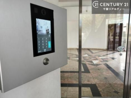 �G���g�����X �G���g�����X�̓I�[�g���b�N���̗p�I���K�҂���������m�F�ł��A�h�Ɩʂɂ��z�����ꂽ���S�̃}���V�����ł��B
�����̕�炵�ɁA�S�����Z�L�����e�B������Ă��܂��I