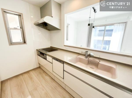 �L�b�`�� ��l�C�̑Ζʎ��V�X�e���L�b�`�����̗p���Ă��܂��I���Ƒ��̃R�~���j�P�[�V���������R�Ƒ�����݌v�ł��B
���q�l�ɂ��ڂ��͂��̂Ŋ������ł��ˁI�L�X�g���ĉ��K�ō�Ƃ��i�݂܂��B