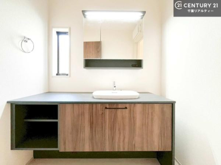 ���ʑ�E���ʏ� �܂�Ńz�e���̃p�E�_�[���[���̂悤�Ȑ��ʃX�y�[�X�B
�L���J�E���^�[�̓��C�N��w�A�Z�b�g�ɂ��g���₷���A���̏������X���[�Y�ł��B