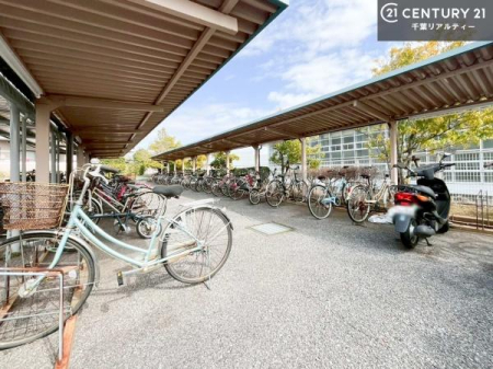 ���̑����p�� ���֏ꊮ���ŁA���q���܂̎��]�Ԃ�ʋΗp�̎��]�Ԃ����S���Ēu���܂��B���Ƒ��ɂ����ꂵ���֗��Ȑݔ��ł��B
�󂫏󋵂����C�y�ɂ��₢���킹���������B