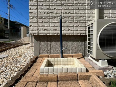 �� ����ɂ́A�O�������t���Ă��܂��I�K�[�f�j���O��ď�͂��q�l�̐��V�т��y���߂܂��I
�X�y�[�X������̂ő��̃��r���O�Ƃ��đ劈�􂵂����ł��I