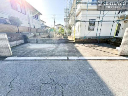 ���ԏ� ���ԃX�y�[�X��3�䕪����܂�(�Ԏ�ɂ��)�I�Z�J���h�J�[�͂������A�o�C�N�⎩�]�ԂȂǂ��u���ꏊ�ɍ���܂���B