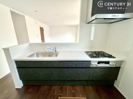 �L�b�`�� ��Ƃ肠�钲���X�y�[�X�ō�Ƃ����₷�����K�ȃL�b�`���ł��I
���q�l�ƈꏏ�ɂ��َq������y���߂�L�X�X�y�[�X�ł��B�y�����������ԂɂȂ肻���ł��ˁI