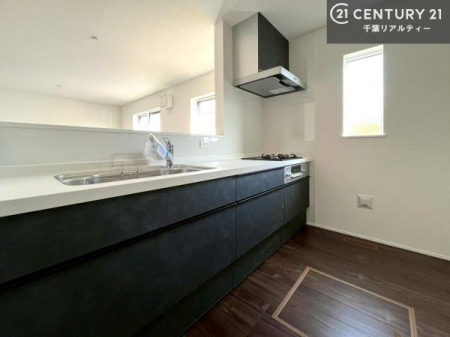 �L�b�`�� ��l�C�̑Ζʎ��V�X�e���L�b�`�����̗p���Ă��܂��I���Ƒ��̃R�~���j�P�[�V���������R�Ƒ�����݌v�ł��B
���q�l�ɂ��ڂ��͂��̂Ŋ������ł��ˁI�L�X�g���ĉ��K�ō�Ƃ��i�݂܂��B