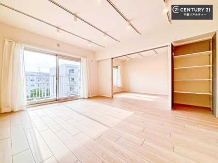 ���r���O ��؂ȉƑ����W�܂邩�炱��LDK�ɂ͂�����肽���B
�q�����������C�ɏ΂��Ȃ��瑖�����Ă���p�����������u�L���Ƃɂ��ėǂ������v�Ǝv���u�Ԃł��B