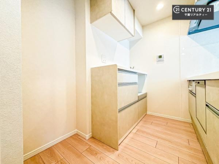 �L�b�`�� �J�b�v�{�[�h�t���̃L�b�`���ł��I
�L�b�`���͉����ƃK�`���K�`���������ł��B�d�q�����W�␆�ъ���u���܂����A��������̐H��͒I�Ɏ��[���\�ł��I