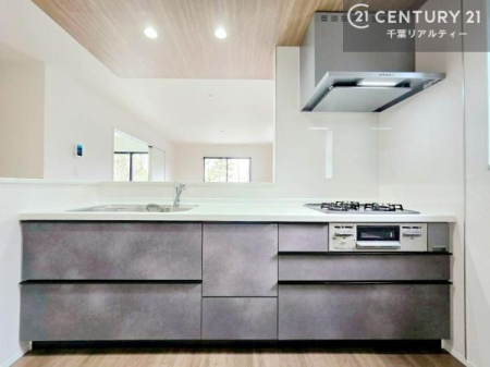 �L�b�`�� ��l�C�̑Ζʎ��V�X�e���L�b�`�����̗p���Ă��܂��I���Ƒ��̃R�~���j�P�[�V���������R�Ƒ�����݌v�ł��B
���q�l�ɂ��ڂ��͂��̂Ŋ������ł��ˁI�L�X�g���ĉ��K�ō�Ƃ��i�݂܂��B