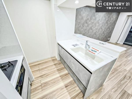 �L�b�`�� ��l�C�̑Ζʎ��V�X�e���L�b�`�����̗p���Ă��܂��I���Ƒ��̃R�~���j�P�[�V���������R�Ƒ�����݌v�ł��B
���q�l�ɂ��ڂ��͂��̂Ŋ������ł��ˁB�L�X�g���ĉ��K�ɍ�Ƃ��i�݂܂��B