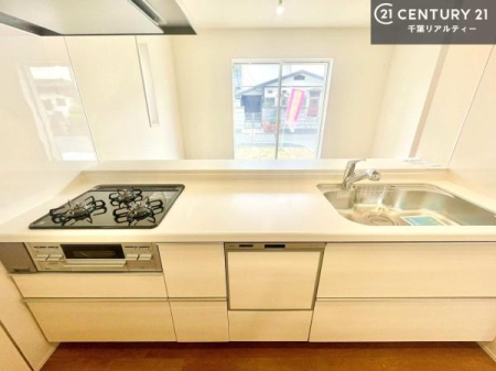 �L�b�`�� �y���d�l�z��l�C�̑Ζʎ��V�X�e���L�b�`�����̗p���Ă��܂��I���Ƒ��̃R�~���j�P�[�V���������R�Ƒ�����݌v�ł��B
���q�l�ɂ��ڂ��͂��̂Ŋ������ł��ˁB���[���L�x�Ŏg������̗ǂ��L�b�`���ł��I