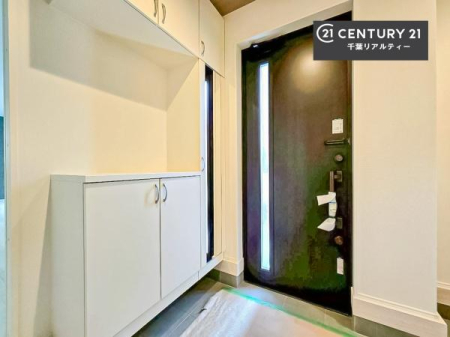 ���� �V���[�Y�{�b�N�X�t���Ȃ̂ŁA���ւ��Еt�����|�������₷���ł��I
�X�b�L���������ւŌ˂��J�����u�ԁA�������̂���S�n������Ԃ��o�}���Ă���܂��B
