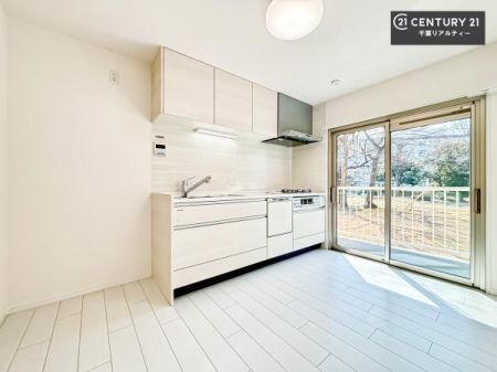 �L�b�`�� ���邢���Ɗ��C��t���̃L�b�`���Ȃ̂ň��S���ăK�X���g�p�ł��܂��I
���ȏL�����ǂ��o���Ă���ĉq���I�ȃL�b�`�����ۂĂ܂��ˁI
