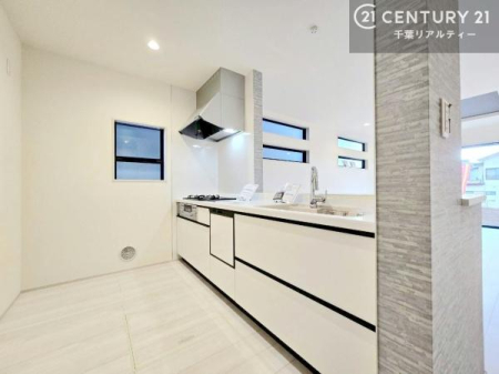 �L�b�`�� ��l�C�̑Ζʎ��V�X�e���L�b�`�����̗p���Ă��܂��I���Ƒ��̃R�~���j�P�[�V���������R�Ƒ�����݌v�ł��B
���q�l�ɂ��ڂ��͂��̂Ŋ������ł��ˁI�L�X�g���ĉ��K�ō�Ƃ��i�݂܂��B