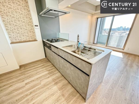 �L�b�`�� ��Ƃ肠�钲���X�y�[�X�ō�Ƃ����₷�����K�ȃL�b�`���ł��I
���q�l�ƈꏏ�ɂ��َq������y���߂�L�X�X�y�[�X�ł��B�y�����������ԂɂȂ肻���ł��ˁI