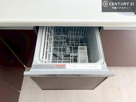 �L�b�`�� �H��@�t���̃L�b�`���ł��I�Z���������r��h�~�Ƃ��đ�ϊ��􂷂�֗��Ȏd�l�ł��I�r���g�C���Ȃ̂ŃL�b�`���̏ꏊ����炸�����X�y�[�X���L���g�����Ƃ��o���܂��I