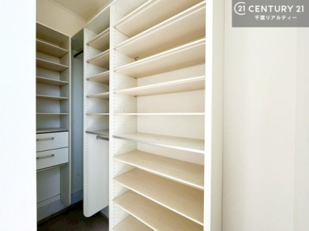 ���� ���ւ�����Ă����ɃI�[�v���N���[�[�b�g��ݒu�B�R�[�g��o�b�O�������Ɗ|�����A�A���̓������X���[�Y�ł��B