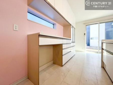 �L�b�`�� �J�b�v�{�[�h�t���̃L�b�`���ł��I
�L�b�`���͉����ƃK�`���K�`���������ł��B�d�q�����W�␆�ъ���u���܂����A��������̐H��͒I�Ɏ��[���\�ł��I