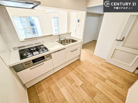 �L�b�`�� ��l�C�̑Ζʎ��V�X�e���L�b�`�����̗p���Ă��܂��I���Ƒ��̃R�~���j�P�[�V���������R�Ƒ�����݌v�ł��B
���q�l�ɂ��ڂ��͂��̂Ŋ������ł��ˁB�L�X�g���ĉ��K�ɍ�Ƃ��i�݂܂��B