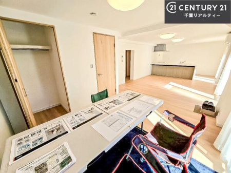 ���r���O �傫�ȑ����炽���Ղ�̗z���������閾�邢���r���O�B�J�����̂��郊�r���O�ŉƑ��c���̂��났�̎��Ԃ��߂����܂��B