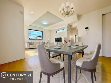 ���r���O �J�����̂���L�XLDK�I�\�t�@�[��_�C�j���O�e�[�u����u���Ă������ɂȂ�Ȃ��̂ŉ��K�ɉ߂����܂��I�R�~���j�P�[�V���������₷�����r���O�ł��I