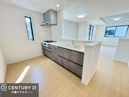 �L�b�`�� ��Ƃ肠�钲���X�y�[�X�ō�Ƃ����₷�����K�ȃL�b�`���ł��I
���q�l�ƈꏏ�ɂ��َq������y���߂�L�X�X�y�[�X�ł��B�y�����������ԂɂȂ肻���ł��ˁI