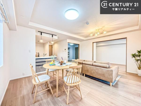 ���r���O �傫�ȑ����炽���Ղ�̗z���������閾�邢���r���O�B�J�����̂��郊�r���O�ŉƑ��c���̂��났�̎��Ԃ��߂����܂��B