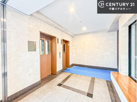 ���̑����p�� �G���x�[�^�[�����̃}���V�����ŁA�d���ו���x�r�[�J�[�̈ړ������K�B�����̐��������X���[�Y�ɂȂ�܂��B