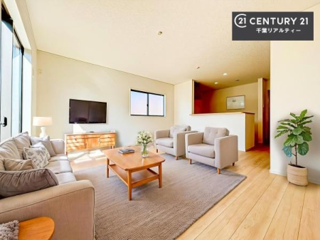 ���r���O �Ƌ��CG�p�[�X�ł��B�J�����̂���L�XLDK�I�\�t�@�[��_�C�j���O�e�[�u����u���Ă������ɂȂ�Ȃ��̂ŉ��K�ɉ߂����܂��I