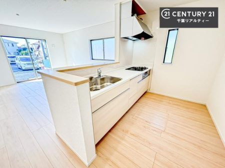 �L�b�`�� ��l�C�̑Ζʎ��V�X�e���L�b�`�����̗p���Ă��܂��I���Ƒ��̃R�~���j�P�[�V���������R�Ƒ�����݌v�ł��B
���q�l�ɂ��ڂ��͂��̂Ŋ������ł��ˁI�L�X�g���ĉ��K�ō�Ƃ��i�݂܂��B