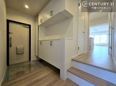 ���� �}���V�����ł͒������g�Q�i�̃X�e�b�v�A�v���[�`�h���A�Z�܂��ɓ��ʊ������o�B���ւ��玩�R�Ɏ����������A�܂�Ńf�U�C�i�[�Y�@��̂悤�ȃh���}�`�b�N�ȏZ��Ԃ֗U���܂��B