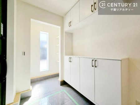 ���� �V���[�Y�{�b�N�X�t���B���ւ��Еt�����|�������₷���ł��I
�X�b�L���������ւŌ˂��J�����u�ԁA�������̂���S�n������Ԃ��o�}���Ă���܂��B