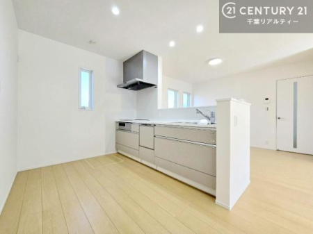 �L�b�`�� ��l�C�̑Ζʎ��V�X�e���L�b�`�����̗p���Ă��܂��I���Ƒ��̃R�~���j�P�[�V���������R�Ƒ�����݌v�ł��B
���q�l�ɂ��ڂ��͂��̂Ŋ������ł��ˁI�L�X�g���ĉ��K�ō�Ƃ��i�݂܂��B