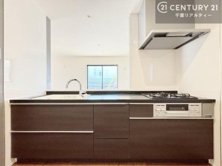 �L�b�`�� ��l�C�̑Ζʎ��V�X�e���L�b�`�����̗p���Ă��܂��I���Ƒ��̃R�~���j�P�[�V���������R�Ƒ�����݌v�ł��B
���q�l�ɂ��ڂ��͂��̂Ŋ������ł��ˁB���[�͂�����܂��I