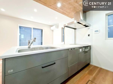 �L�b�`�� ��l�C�̑Ζʎ��V�X�e���L�b�`�����̗p���Ă��܂��I���Ƒ��̃R�~���j�P�[�V���������R�Ƒ�����݌v�ł��B
���q�l�ɂ��ڂ��͂��̂Ŋ������ł��ˁI�L�X�g���ĉ��K�ō�Ƃ��i�݂܂��B