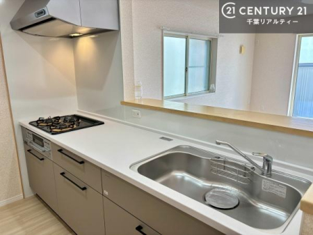 �L�b�`�� ��l�C�̑Ζʎ��V�X�e���L�b�`�����̗p���Ă��܂��I���Ƒ��̃R�~���j�P�[�V���������R�Ƒ�����݌v�ł��B
���q�l�ɂ��ڂ��͂��̂Ŋ������ł��ˁI�L�X�g���ĉ��K�ō�Ƃ��i�݂܂��B