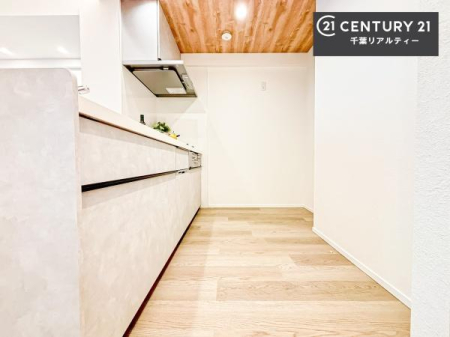 �L�b�`�� ��Ƃ肠�钲���X�y�[�X�ō�Ƃ����₷�����K�ȃL�b�`���ł��I
���q�l�ƈꏏ�ɂ��َq������y���߂�L�X�X�y�[�X�ł��B�y�����������ԂɂȂ肻���ł��ˁI