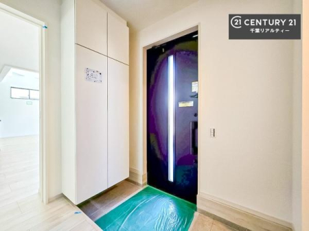 ���� �V���[�Y�{�b�N�X�t���B���ւ��Еt�����|�������₷���ł��I
�X�b�L���������ւŌ˂��J�����u�ԁA�������̂���S�n������Ԃ��o�}���Ă���܂��B