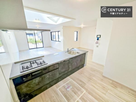 �L�b�`�� ��l�C�̑Ζʎ��V�X�e���L�b�`�����̗p���Ă��܂��I���Ƒ��̃R�~���j�P�[�V���������R�Ƒ�����݌v�ł��B
���q�l�ɂ��ڂ��͂��̂Ŋ������ł��ˁI�L�X�g���ĉ��K�ō�Ƃ��i�݂܂��B