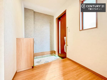 ���� �V���[�Y�{�b�N�X�t���B���ւ��Еt�����|�������₷���ł��I
�X�b�L���������ւŌ˂��J�����u�ԁA�������̂���S�n������Ԃ��o�}���Ă���܂��B