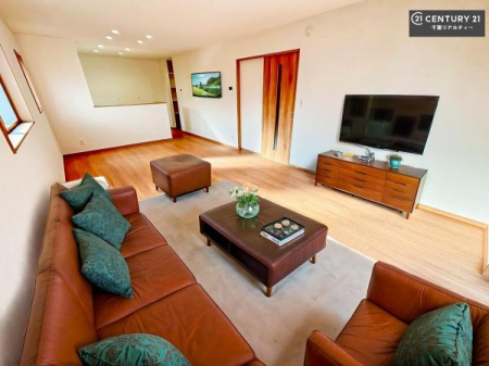 ���r���O �Ƌ��CG�p�[�X�ł��B�J�����̂���L�XLDK�I�\�t�@�[��_�C�j���O�e�[�u����u���Ă������ɂȂ�Ȃ��̂ŉ��K�ɉ߂����܂��I�R�~���j�P�[�V���������₷�����r���O�ł��I