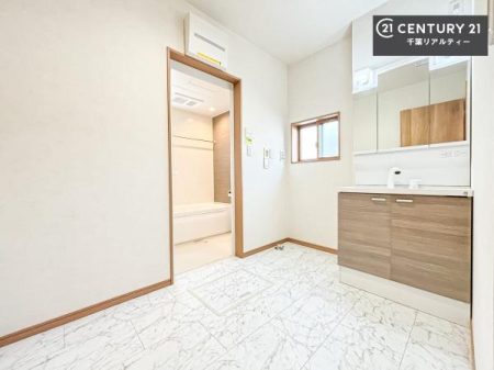 ���ʑ�E���ʏ� �O�ʋ��d�l�̐��ʏ��́A�g�����Ȃ݂����₷������I���͎��[�ɂȂ��Ă��܂��B�h���C���[�₨���ϓ����Еt������̂Ő��ʑ������X�b�L���ƌ����邱�Ƃ��o���܂��I