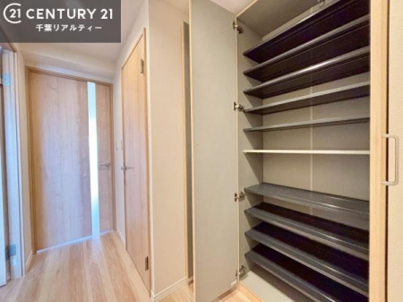 ���� �V���[�Y�{�b�N�X�t���B���ւ��Еt�����|�������₷���ł��I
�X�b�L���������ւŌ˂��J�����u�ԁA�������̂���S�n������Ԃ��o�}���Ă���܂��B