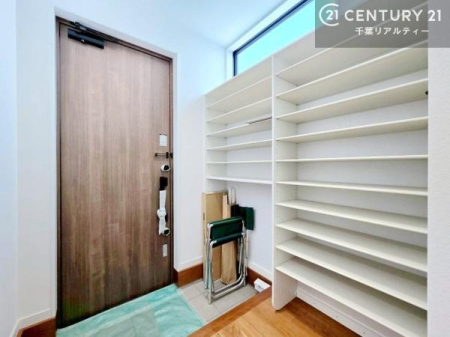 ���� �V���[�Y�{�b�N�X�t���B���ւ��Еt�����|�������₷���ł��I
�X�b�L���������ւŌ˂��J�����u�ԁA�������̂���S�n������Ԃ��o�}���Ă���܂��B