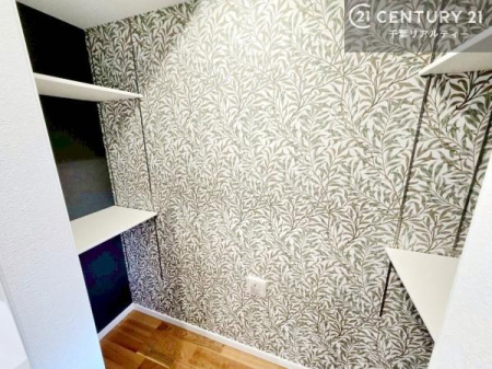 ���[ �L�b�`�����Ɏ��[���������A�H�ނ���p�i�̃X�g�b�N�ɕ֗��B
�������ł������Ɏ��o����ʒu�ɂ���A�Ǝ��������l�����g���₷���݌v�ł��B