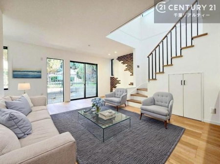 ���r���O �Ƌ��CG�p�[�X�ł��B��؂ȉƑ����W�܂邩�炱��LDK�ɂ͂�����肽���B
�q�����������C�ɏ΂��Ȃ��瑖�����Ă���p�����������u�L���Ƃɂ��ėǂ������v�Ǝv���u�Ԃł��B